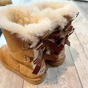UGG Adorable "Big Girls" Bailey Bow II Ugg boots" Chestnut Size 1